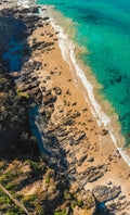 Coastal Contrast – Wilde Küste im Sonnenlicht
