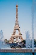 Parisian Fountain Dream – Eleganz am Eiffelturm