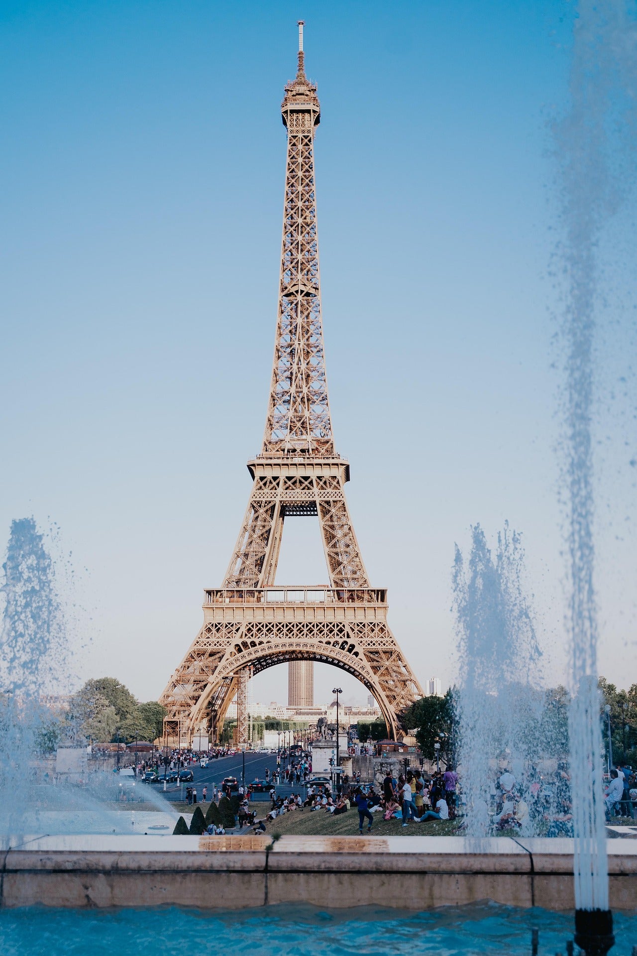 Parisian Fountain Dream – Eleganz am Eiffelturm